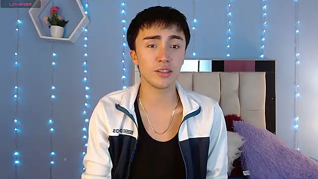 santi-fabulous online show from December 3, 2024, 9:17 pm