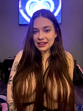 Vikki toriya online show from November 10, 2025, 2:27 am