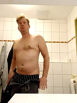 MArciQuarky online show from September 11, 2025, 5:13 pm