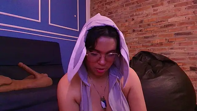 Emmapark  online show from November 19, 2025, 6:41 pm