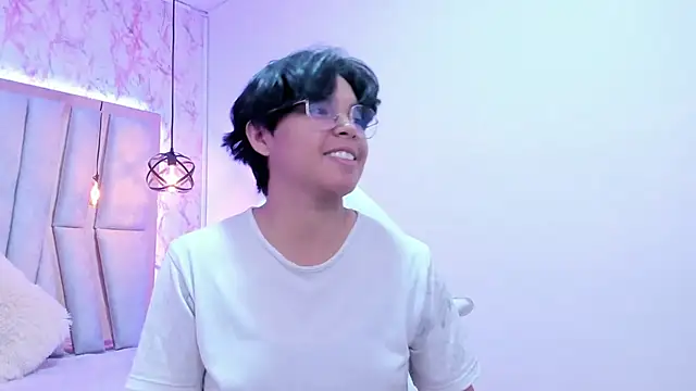 Emmapark  online show from March 8, 2025, 6:05 pm