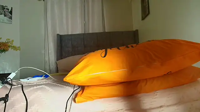 t-NaughtyLicia online show from April 30, 2026, 5:14 am