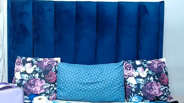 HotSmallTits online show from June 19, 2026, 6:14 pm