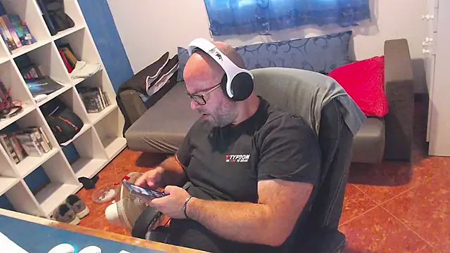 ravingr4d4 online show from August 7, 2026, 8:20 am