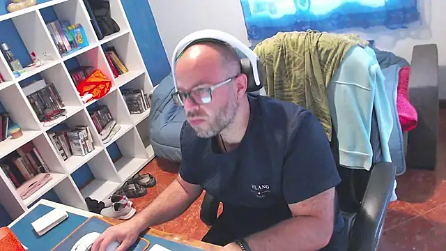 ravingr4d4 online show from May 6, 2026, 1:48 pm