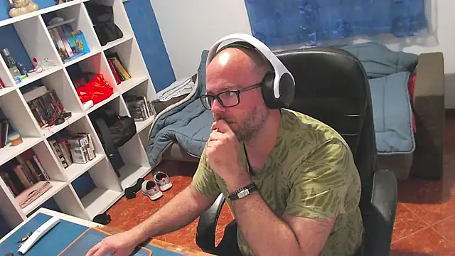 ravingr4d4 online show from May 4, 2026, 9:17 pm