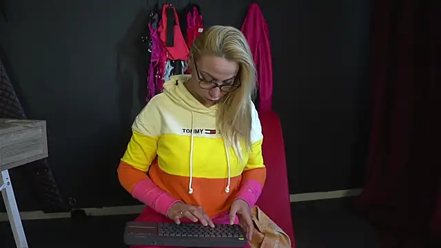 CelineConner online show from September 16, 2025, 4:46 am