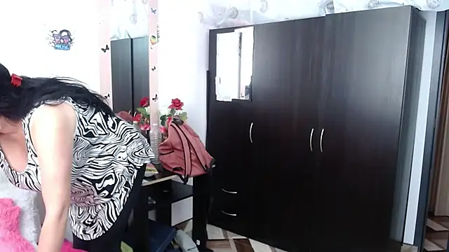 CristialJones  online show from September 29, 2025, 2:23 pm