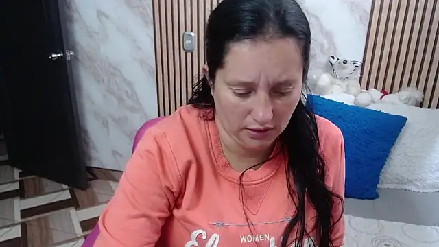 CristialJones  online show from September 10, 2025, 1:32 pm