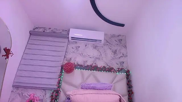 violett lo online show from February 11, 2026, 3:06 am