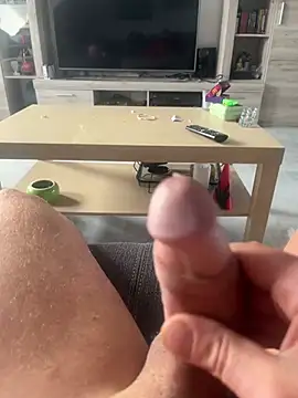 LongJohn8219 online show from April 6, 2026, 8:37 am