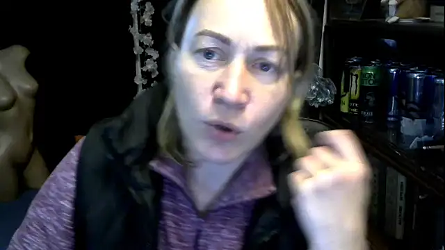 wLESLYMOSw online show from October 17, 2025, 11:01 am