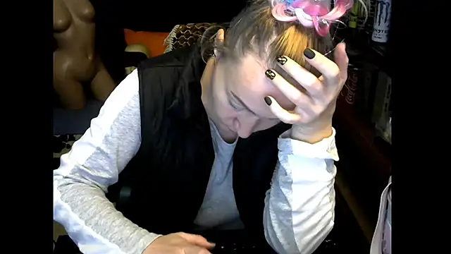 wLESLYMOSw online show from December 2, 2025, 9:00 am