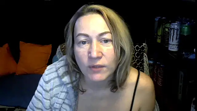 wLESLYMOSw online show from December 1, 2025, 9:43 am