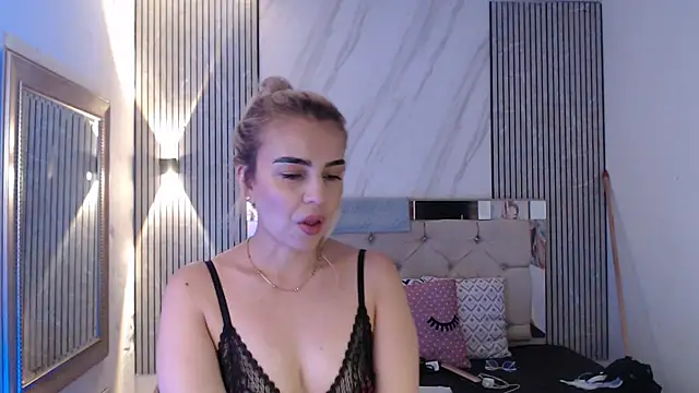 ashley  tylor online show from April 30, 2026, 8:57 pm