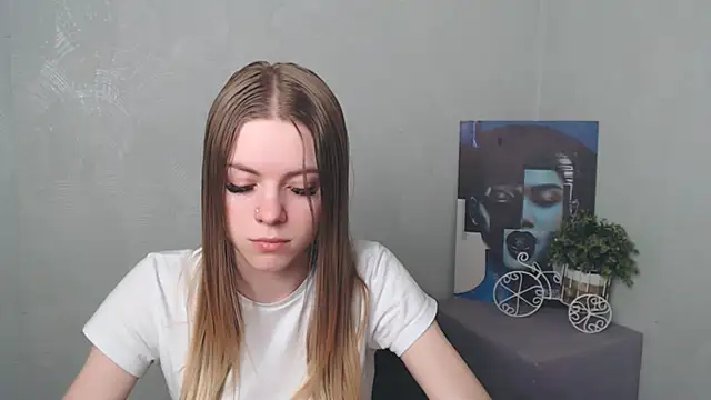 AliceFlirtt  online show from March 18, 2025, 3:22 pm