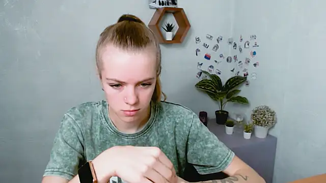 AliceFlirtt  online show from September 18, 2025, 8:28 am