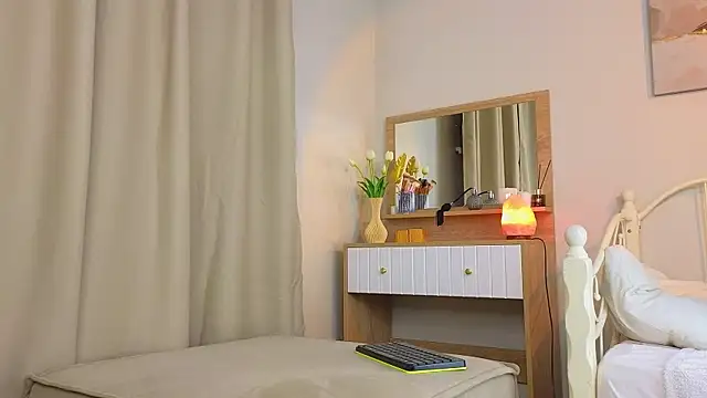 KateBleare online show from March 12, 2025, 6:11 pm