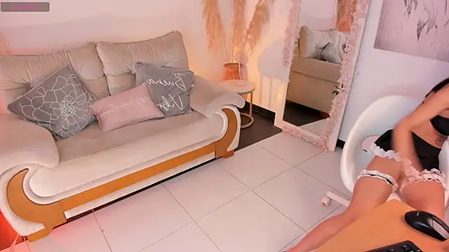 Misslinda  online show from November 22, 2025, 8:18 pm