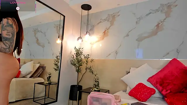 LeaThompson online show from February 2, 2026, 11:04 pm