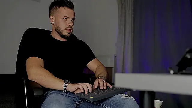 juliusmasters online show from October 12, 2025, 5:36 pm