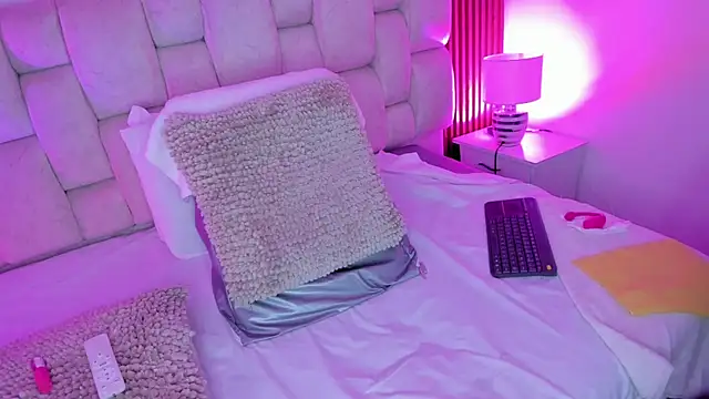 SophiaWylde online show from October 28, 2025, 5:18 am