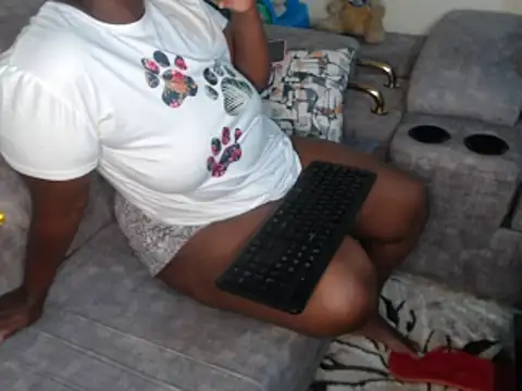 Snapshot of ladyshasha chatting on April 26, 2026, 2:25 pm ladyshasha online show from April 26, 2026, 2:25 pm