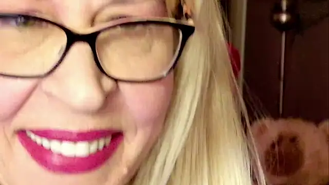 Snapshot of HornyMilf_555 chatting on February 13, 2026, 12:16 pm HornyMilf 555 online show from February 13, 2026, 12:16 pm