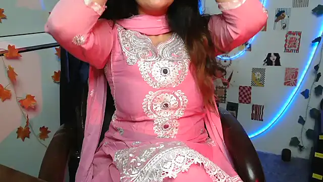 Snapshot of urvashihott chatting on July 17, 2026, 6:16 pm urvashihott online show from July 17, 2026, 6:16 pm