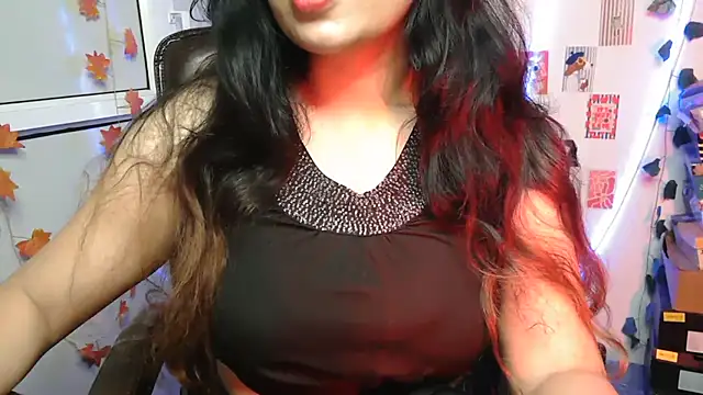 Snapshot of urvashihott chatting on July 19, 2026, 5:32 pm urvashihott online show from July 19, 2026, 5:32 pm