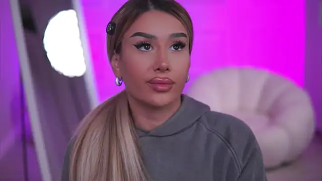 EvaZane online show from November 10, 2025, 7:41 pm