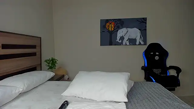 Renee-18 online show from November 19, 2025, 5:40 am