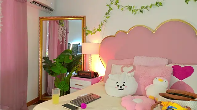 Snapshot of EmmaCrush chatting on January 13, 2026, 8:46 pm EmmaCrush online show from January 13, 2026, 8:46 pm