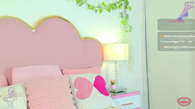 Snapshot of EmmaCrush chatting on January 14, 2026, 9:29 pm EmmaCrush online show from January 14, 2026, 9:29 pm