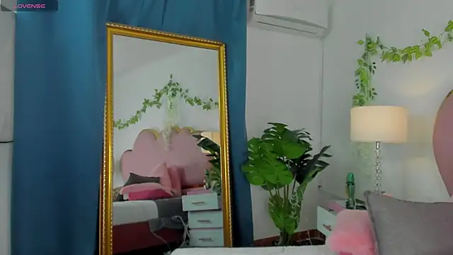 Snapshot of EmmaCrush chatting on September 19, 2025, 10:14 pm EmmaCrush online show from September 19, 2025, 10:14 pm