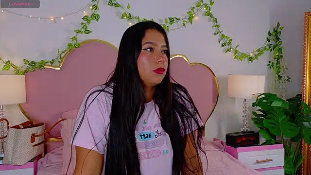 Snapshot of EmmaCrush chatting on November 28, 2025, 9:48 pm EmmaCrush online show from November 28, 2025, 9:48 pm