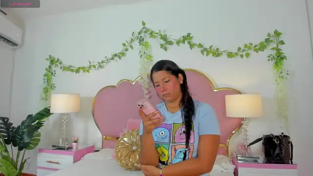 Snapshot of EmmaCrush chatting on September 17, 2025, 8:55 pm EmmaCrush online show from September 17, 2025, 8:55 pm