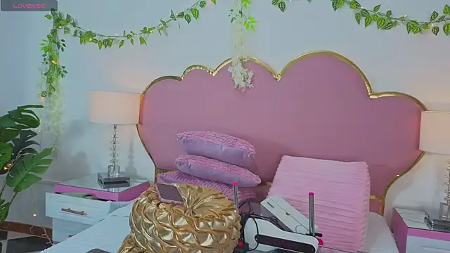 Snapshot of EmmaCrush chatting on September 8, 2025, 9:25 pm EmmaCrush online show from September 8, 2025, 9:25 pm