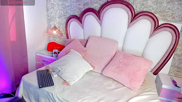 EmmaCrush online show from March 7, 2026, 9:20 pm