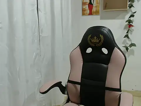 layla gomez online show from September 18, 2025, 5:43 am