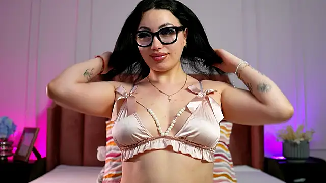 Snapshot of LisaRaee chatting on June 23, 2026, 4:32 am LisaRaee online show from June 23, 2026, 4:32 am
