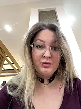 Teya moon  online show from February 18, 2026, 9:28 am