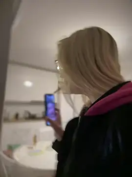 Teya moon  online show from March 6, 2025, 2:30 am