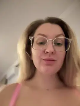 Teya moon  online show from March 13, 2025, 9:37 pm