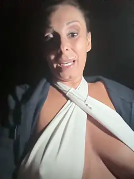 Snapshot of therealbeverlycious chatting on February 13, 2026, 10:10 pm therealbeverlycious online show from February 13, 2026, 10:10 pm