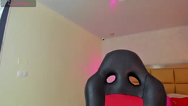 LARSONMIA online show from March 11, 2026, 12:32 pm