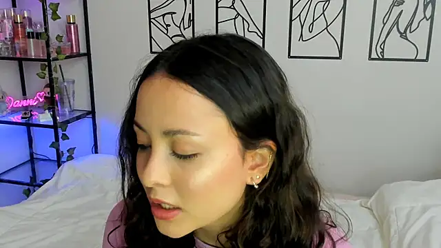 Megan Rodrigo online show from September 28, 2025, 8:05 pm