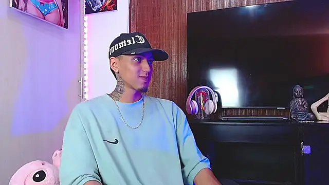 Liam lee online show from November 25, 2025, 2:39 pm