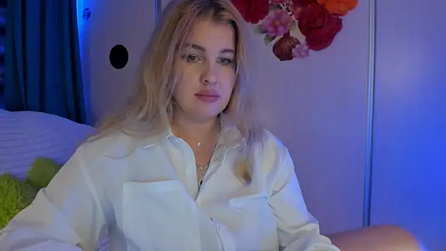 CoraSwon online show from October 4, 2025, 7:37 pm