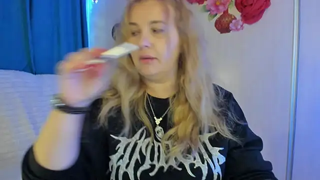 CoraSwon online show from October 2, 2025, 6:39 am